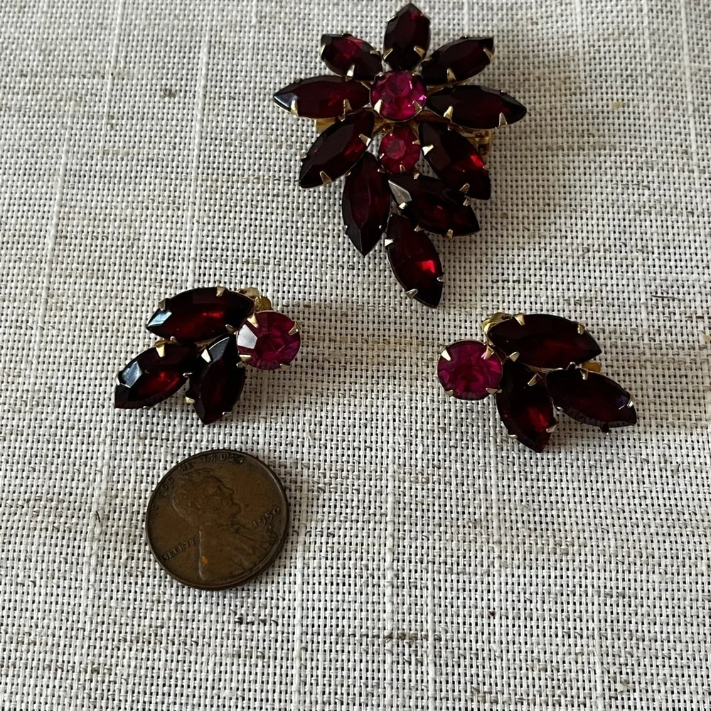 Vintage Weiss Red Rhinestone gold tone Brooch Earrings Set..jewelry set..